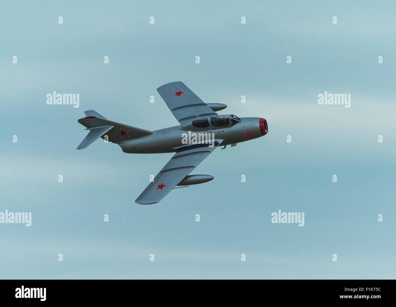 Il russo Mikoyan Gurevich MIG 15 guerra fredda jet fighter dal norvegese Airforce squadrone storico battenti in airshow Clacton Foto Stock