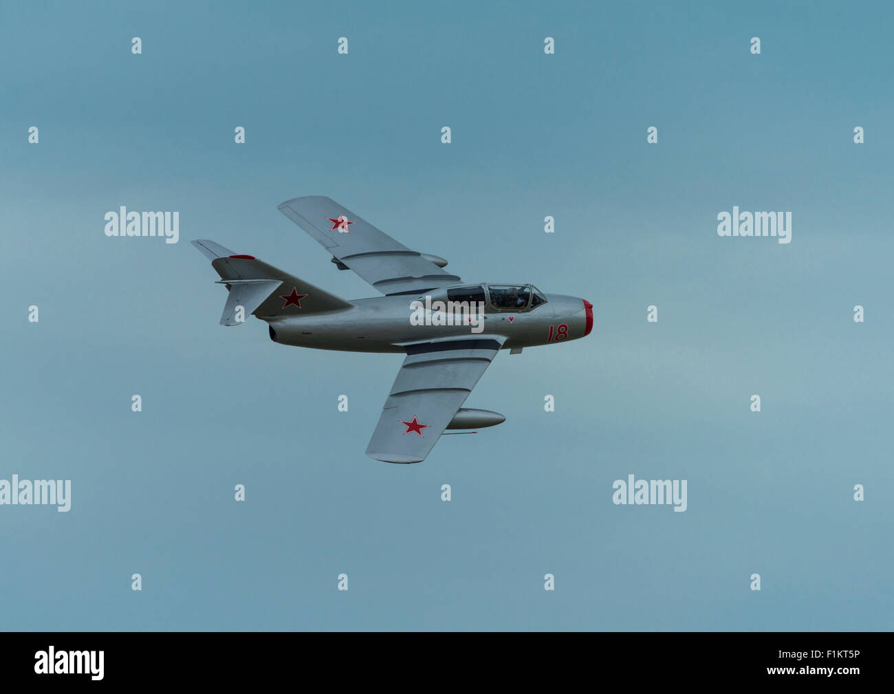 Il russo Mikoyan Gurevich MIG 15 guerra fredda jet fighter dal norvegese Airforce squadrone storico battenti in airshow Clacton Foto Stock