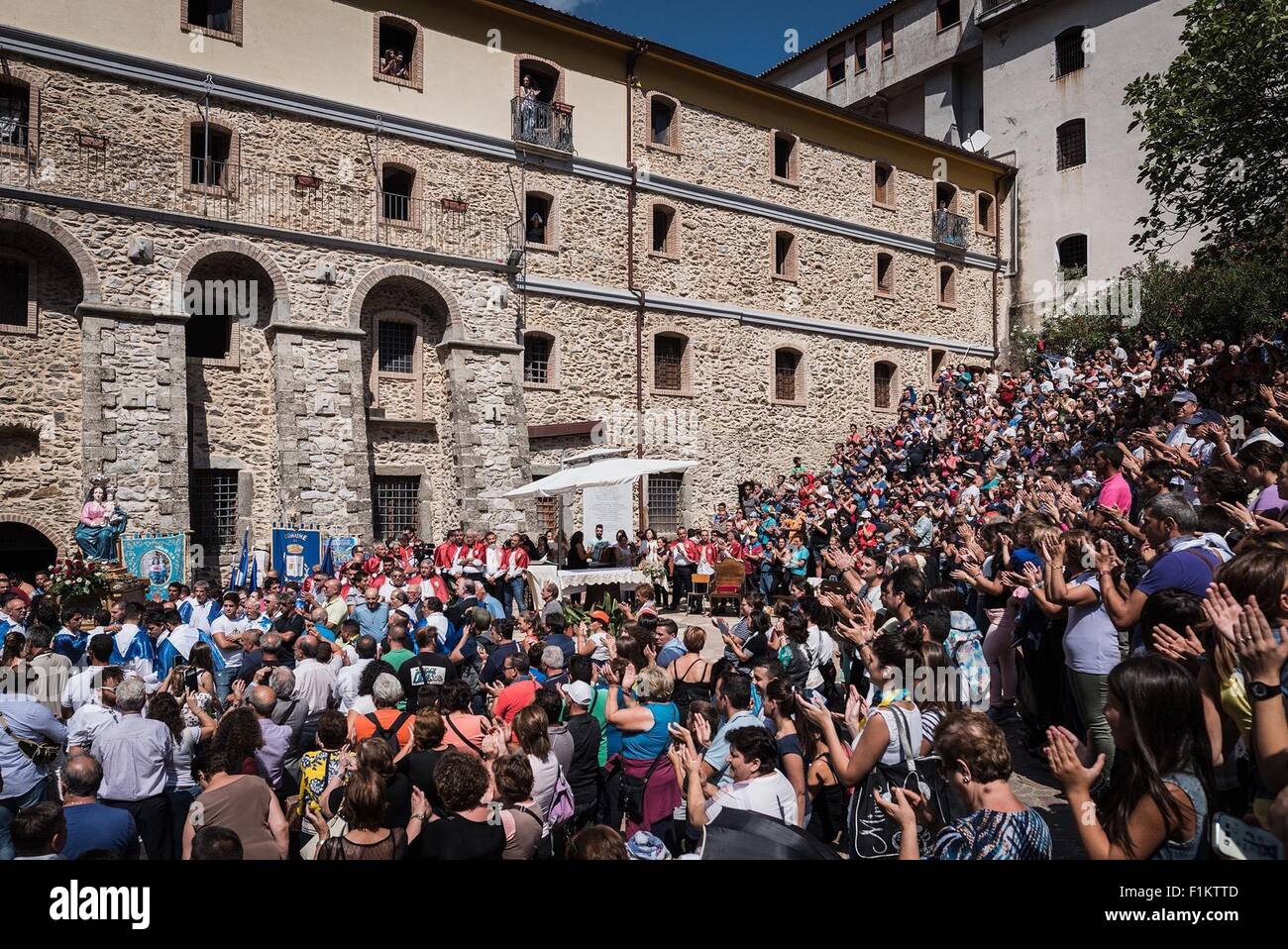 San Luca, Italia. 02Sep, 2015. Migliaia di persone per ascoltare la Messa celebrata ai piedi della statua di Santa Maria di Polsi. Il Santuario della Madonna dei polsi è anche conosciuta come il Santuario di Santa Maria di Polsi o della Madonna della Montagna. Si tratta di un santuario cristiano nel cuore dell'Aspromonte, vicino a San Luca in Calabria, Italia meridionale. © Michele Amoruso/Pacific Press/Alamy Live News Foto Stock