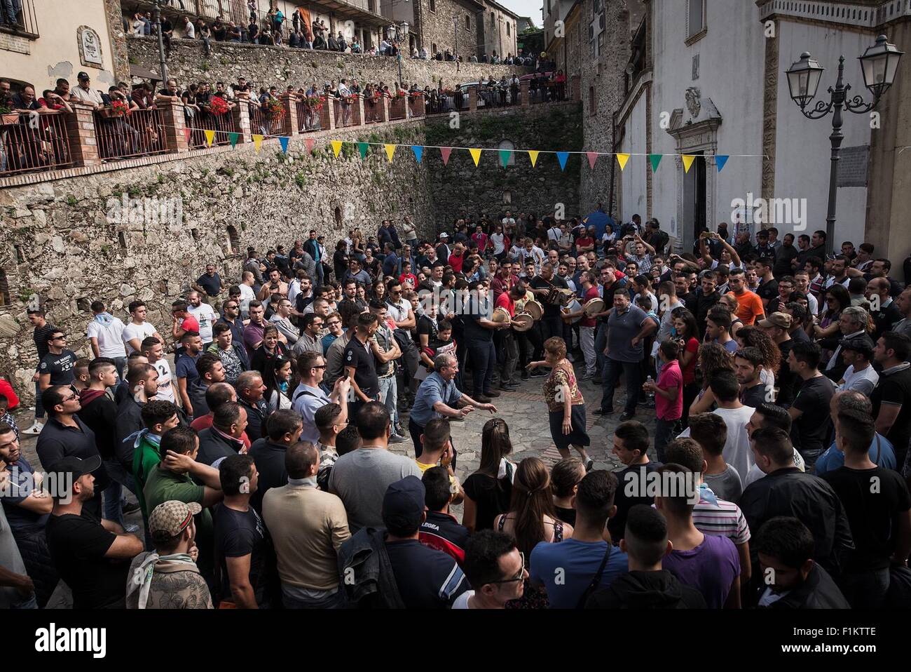 San Luca, Italia. 02Sep, 2015. I fedeli a ballare la tarantella sul ritmo di fisarmoniche e tamburelli nella tipica tradizione calabrese durante i festeggiamenti di Santa Maria di Polsi, nella piazza antistante il santuario. Il Santuario della Madonna dei polsi è anche conosciuta come il Santuario di Santa Maria di Polsi o della Madonna della Montagna. Si tratta di un santuario cristiano nel cuore dell'Aspromonte, vicino a San Luca in Calabria, Italia meridionale. © Michele Amoruso/Pacific Press/Alamy Live News Foto Stock