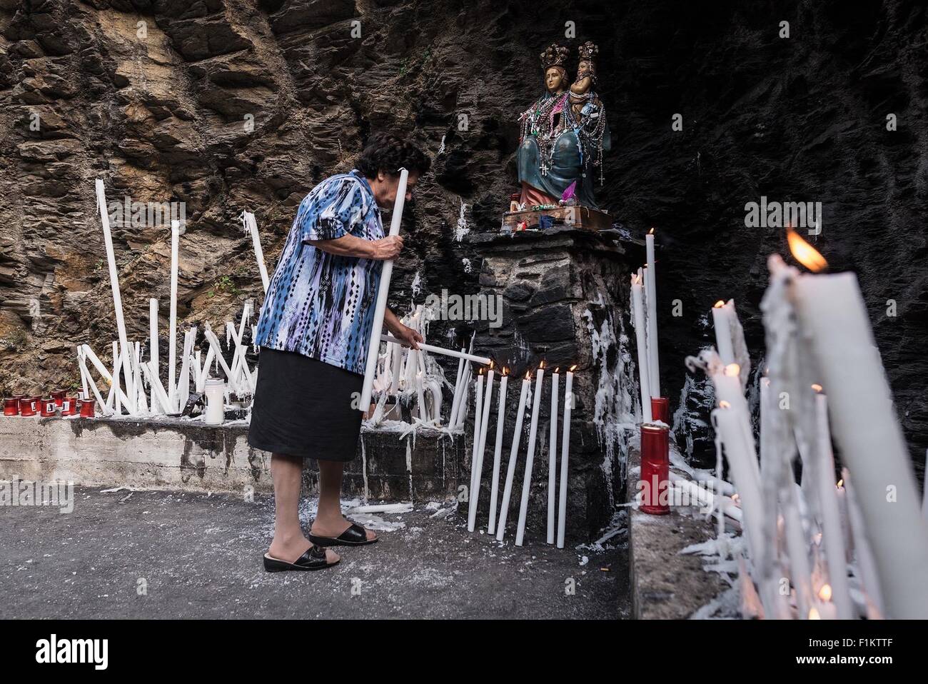 San Luca, Italia. 02Sep, 2015. I fedeli acceso candele votive in corrispondenza di una statua di Santa Maria di Polsi. Il Santuario della Madonna dei polsi è anche conosciuta come il Santuario di Santa Maria di Polsi o della Madonna della Montagna. Si tratta di un santuario cristiano nel cuore dell'Aspromonte, vicino a San Luca in Calabria, Italia meridionale. © Michele Amoruso/Pacific Press/Alamy Live News Foto Stock