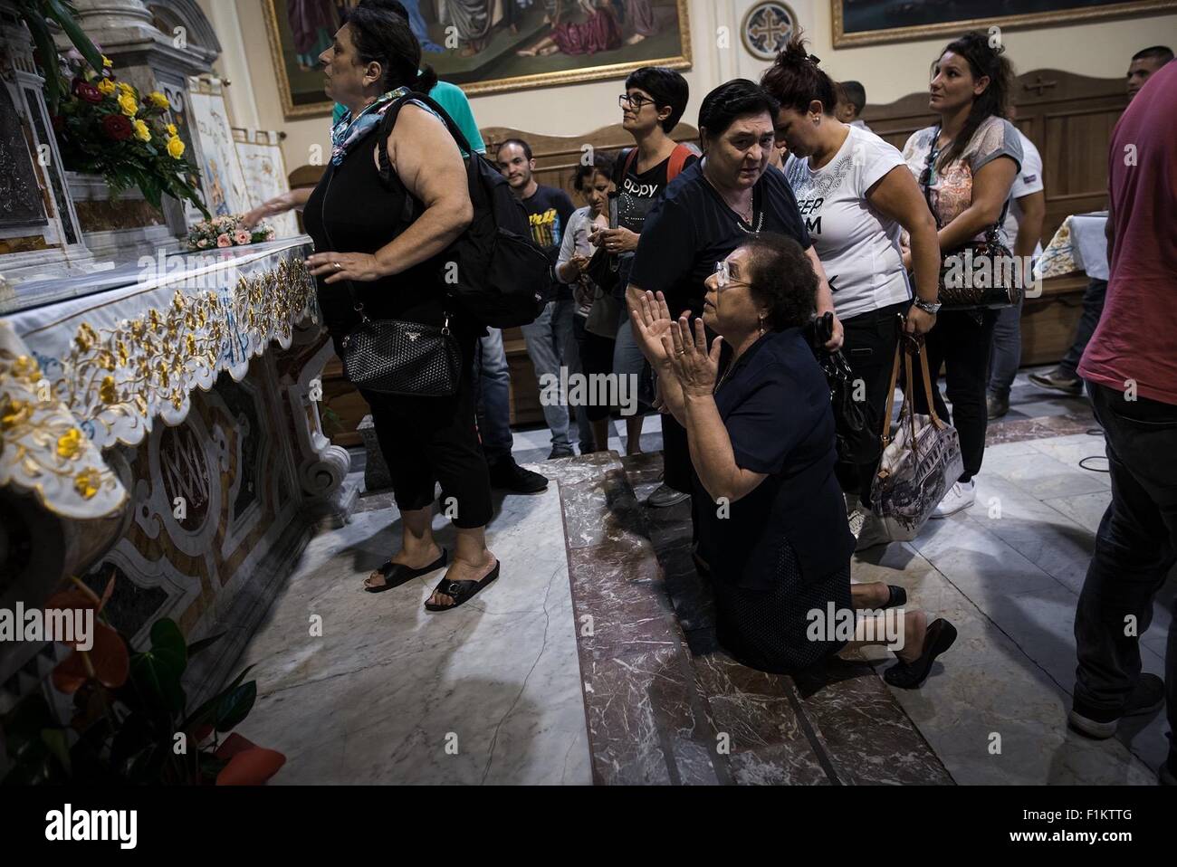 San Luca, Italia. 01 Sep, 2015. Una donna che prega durante il pellegrinaggio per Santa Maria di Polsi. Il Santuario della Madonna dei polsi è anche conosciuta come il Santuario di Santa Maria di Polsi o della Madonna della Montagna. Si tratta di un santuario cristiano nel cuore dell'Aspromonte, vicino a San Luca in Calabria, Italia meridionale. © Michele Amoruso/Pacific Press/Alamy Live News Foto Stock