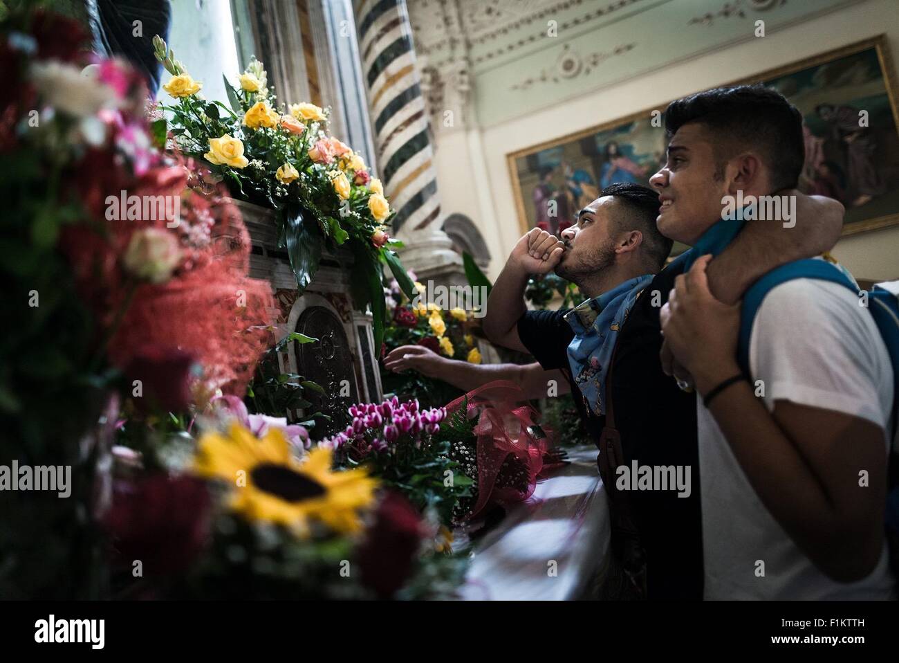 San Luca, Italia. 01 Sep, 2015. I ragazzi che prendono per il lungo pellegrinaggio a piedi, saluta la statua di Santa Maria di Polsi con una preghiera. Il Santuario della Madonna dei polsi è anche conosciuta come il Santuario di Santa Maria di Polsi o della Madonna della Montagna. Si tratta di un santuario cristiano nel cuore dell'Aspromonte, vicino a San Luca in Calabria, Italia meridionale. © Michele Amoruso/Pacific Press/Alamy Live News Foto Stock
