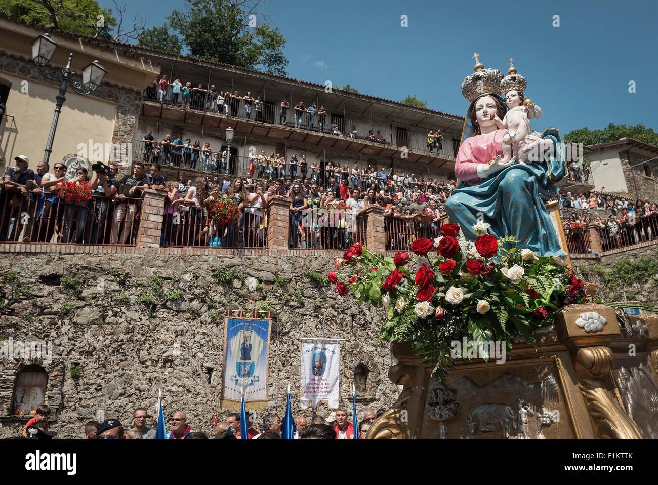 San Luca, Italia. 02Sep, 2015. Migliaia di devoti partecipano alla processione di Maria di Polsi. Le persone che hanno portato la statua è dal villaggio di Bagnara. Il Santuario della Madonna dei polsi è anche conosciuta come il Santuario di Santa Maria di Polsi o della Madonna della Montagna. Si tratta di un santuario cristiano nel cuore dell'Aspromonte, vicino a San Luca in Calabria, Italia meridionale. © Michele Amoruso/Pacific Press/Alamy Live News Foto Stock
