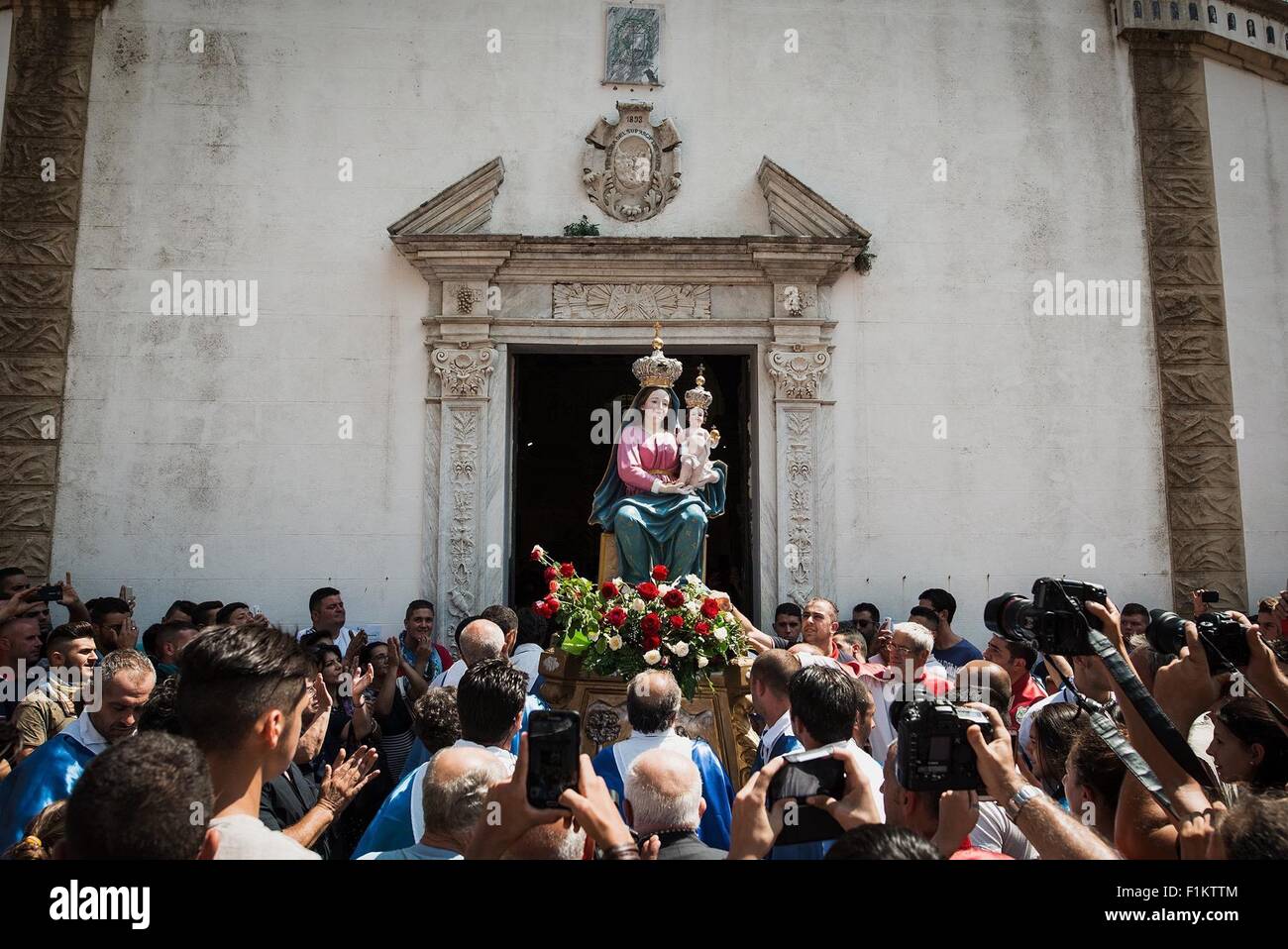 San Luca, Italia. 02Sep, 2015. Migliaia di devoti partecipano alla processione di Maria di Polsi. Le persone che hanno portato la statua è dal villaggio di Bagnara. Il Santuario della Madonna dei polsi è anche conosciuta come il Santuario di Santa Maria di Polsi o della Madonna della Montagna. Si tratta di un santuario cristiano nel cuore dell'Aspromonte, vicino a San Luca in Calabria, Italia meridionale. © Michele Amoruso/Pacific Press/Alamy Live News Foto Stock