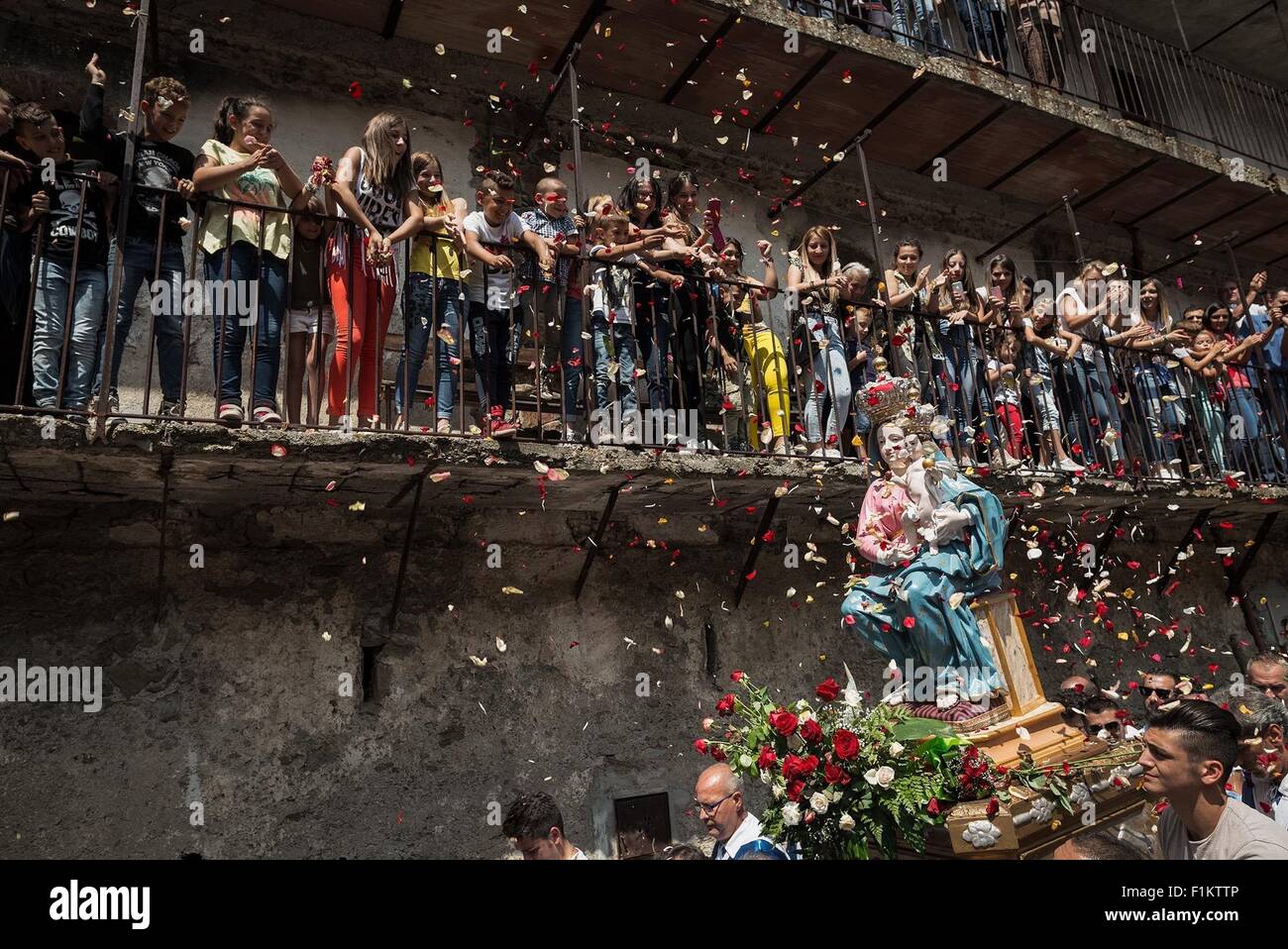 San Luca, Italia. 02Sep, 2015. Migliaia di devoti partecipano alla processione di Maria di Polsi. Le persone che hanno portato la statua è dal villaggio di Bagnara. Il Santuario della Madonna dei polsi è anche conosciuta come il Santuario di Santa Maria di Polsi o della Madonna della Montagna. Si tratta di un santuario cristiano nel cuore dell'Aspromonte, vicino a San Luca in Calabria, Italia meridionale. © Michele Amoruso/Pacific Press/Alamy Live News Foto Stock