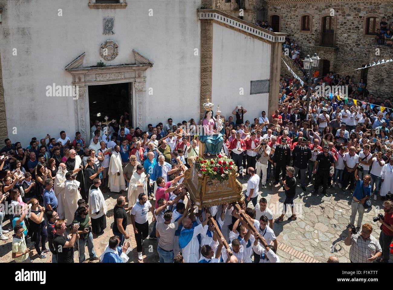 San Luca, Italia. 02Sep, 2015. Migliaia di devoti partecipano alla processione di Maria di Polsi. Le persone che hanno portato la statua è dal villaggio di Bagnara. Il Santuario della Madonna dei polsi è anche conosciuta come il Santuario di Santa Maria di Polsi o della Madonna della Montagna. Si tratta di un santuario cristiano nel cuore dell'Aspromonte, vicino a San Luca in Calabria, Italia meridionale. © Michele Amoruso/Pacific Press/Alamy Live News Foto Stock