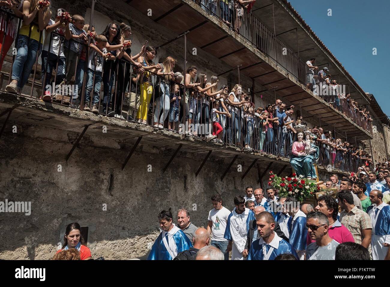 San Luca, Italia. 02Sep, 2015. Migliaia di devoti partecipano alla processione di Maria di Polsi. Le persone che hanno portato la statua è dal villaggio di Bagnara. Il Santuario della Madonna dei polsi è anche conosciuta come il Santuario di Santa Maria di Polsi o della Madonna della Montagna. Si tratta di un santuario cristiano nel cuore dell'Aspromonte, vicino a San Luca in Calabria, Italia meridionale. © Michele Amoruso/Pacific Press/Alamy Live News Foto Stock