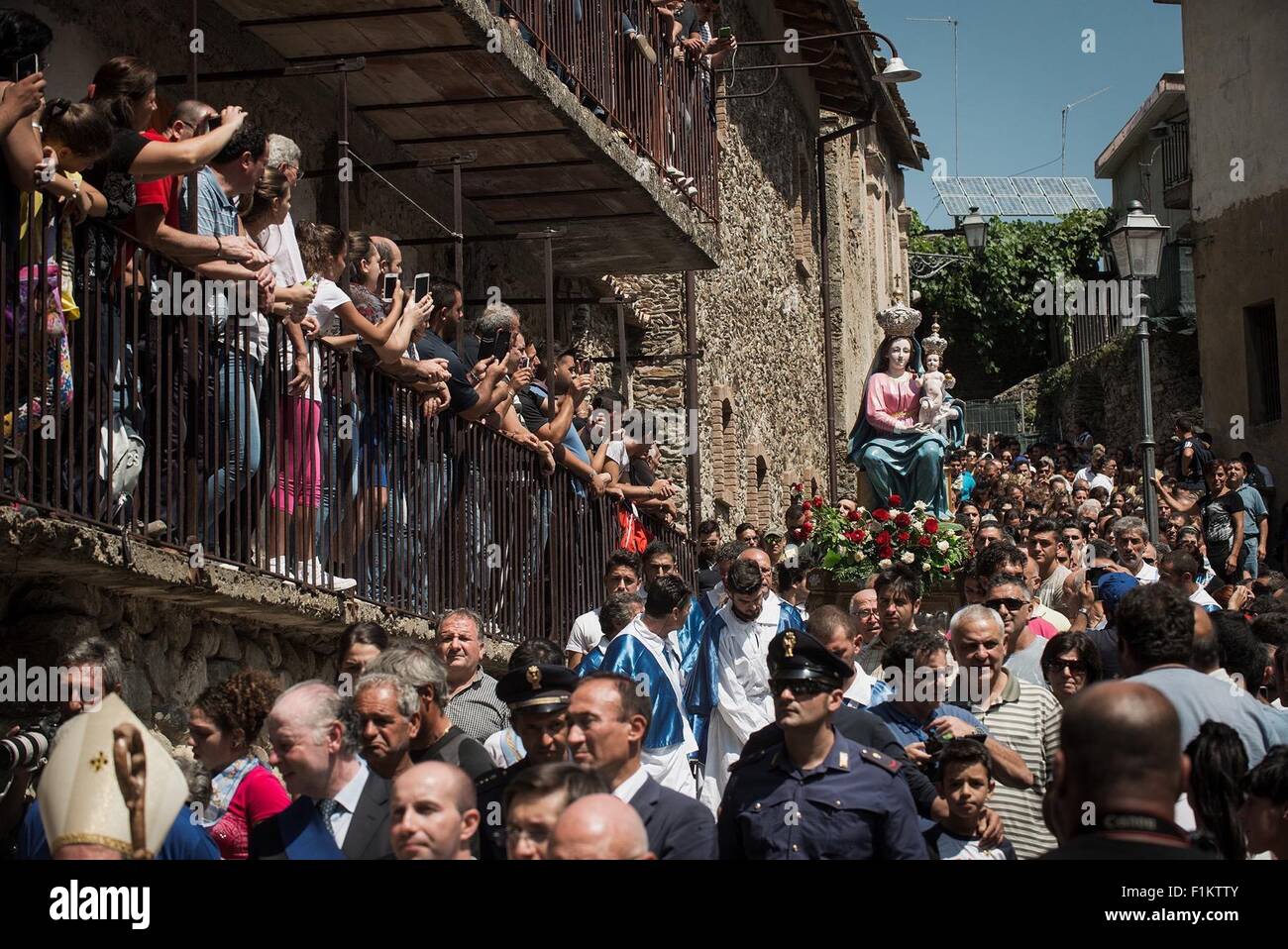 San Luca, Italia. 02Sep, 2015. Migliaia di devoti partecipano alla processione di Maria di Polsi. Le persone che hanno portato la statua è dal villaggio di Bagnara. Il Santuario della Madonna dei polsi è anche conosciuta come il Santuario di Santa Maria di Polsi o della Madonna della Montagna. Si tratta di un santuario cristiano nel cuore dell'Aspromonte, vicino a San Luca in Calabria, Italia meridionale. © Michele Amoruso/Pacific Press/Alamy Live News Foto Stock