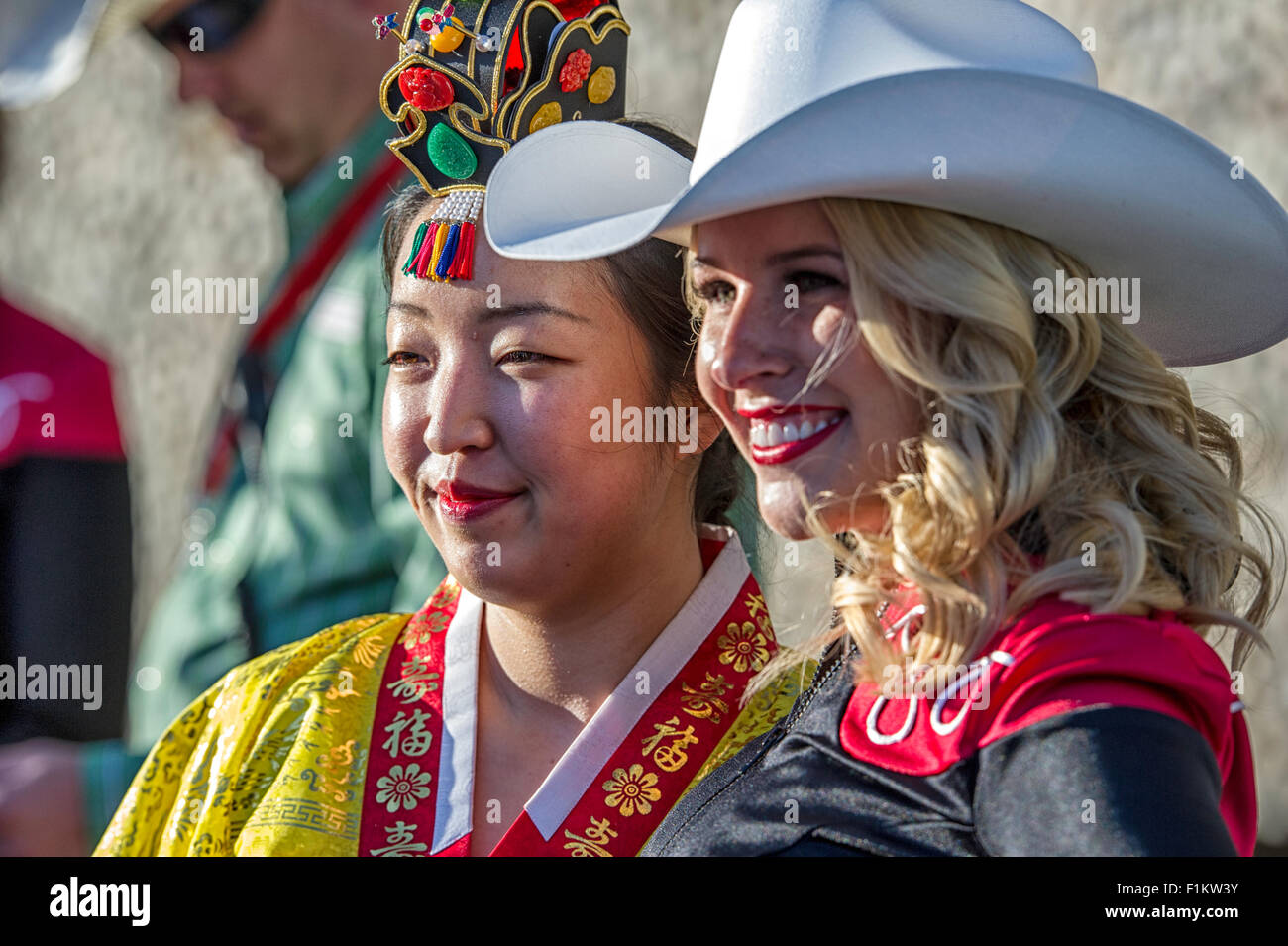 In posa per fotografie a Calgary Stampede Parade Foto Stock