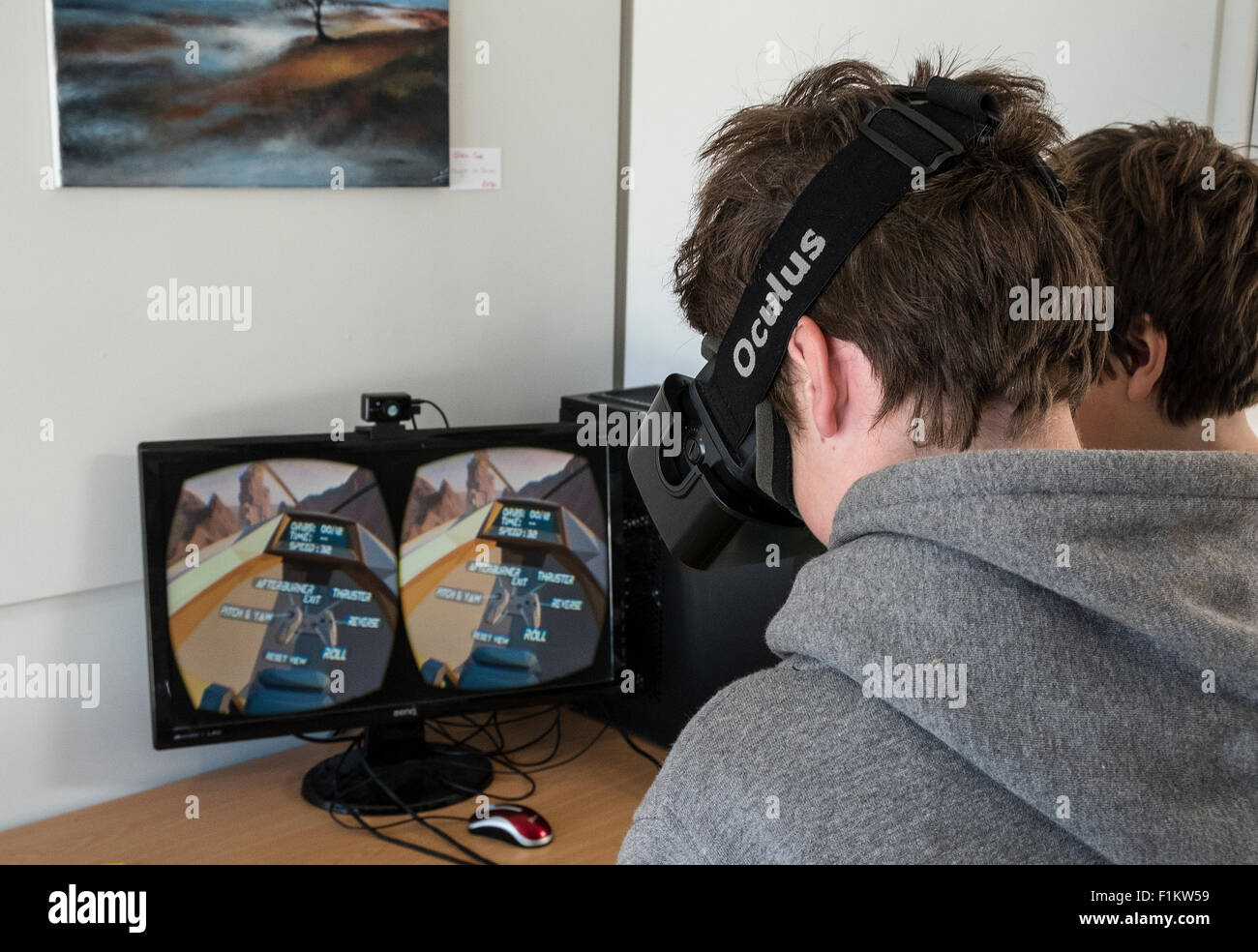 Ragazzo adolescente giocando un occhio Rift in realtà virtuale dispositivo Foto Stock