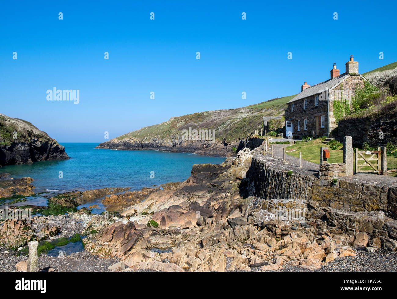 L'appartata Harbour Porto Quin sulla costa nord della Cornovaglia, England, Regno Unito Foto Stock