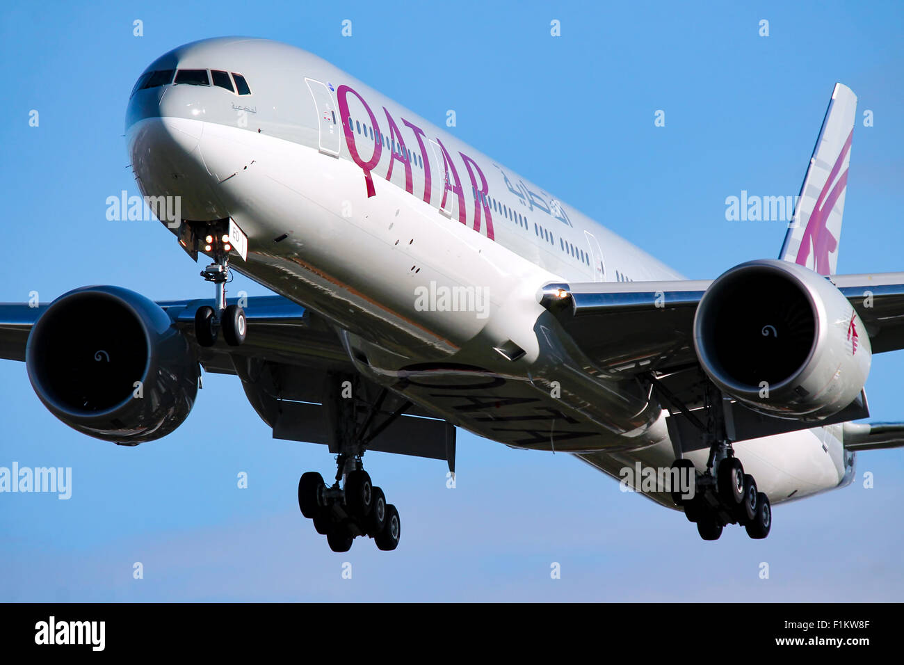 Qatar Airways Boeing 777-300 approcci pista 27L all'Aeroporto di Londra Heathrow. Foto Stock