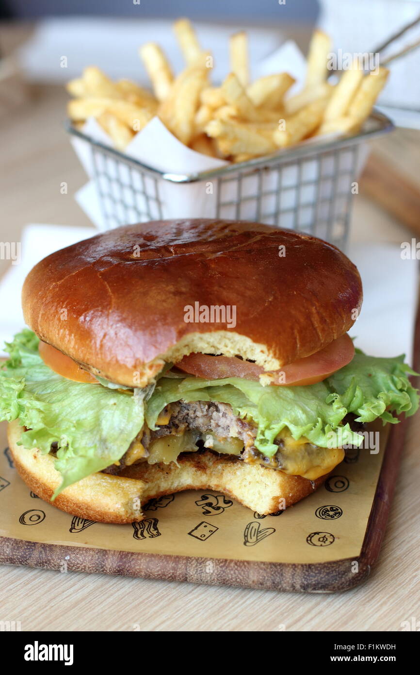 Crea il tuo hamburger da McDonald's Australia con morso mancante Foto Stock