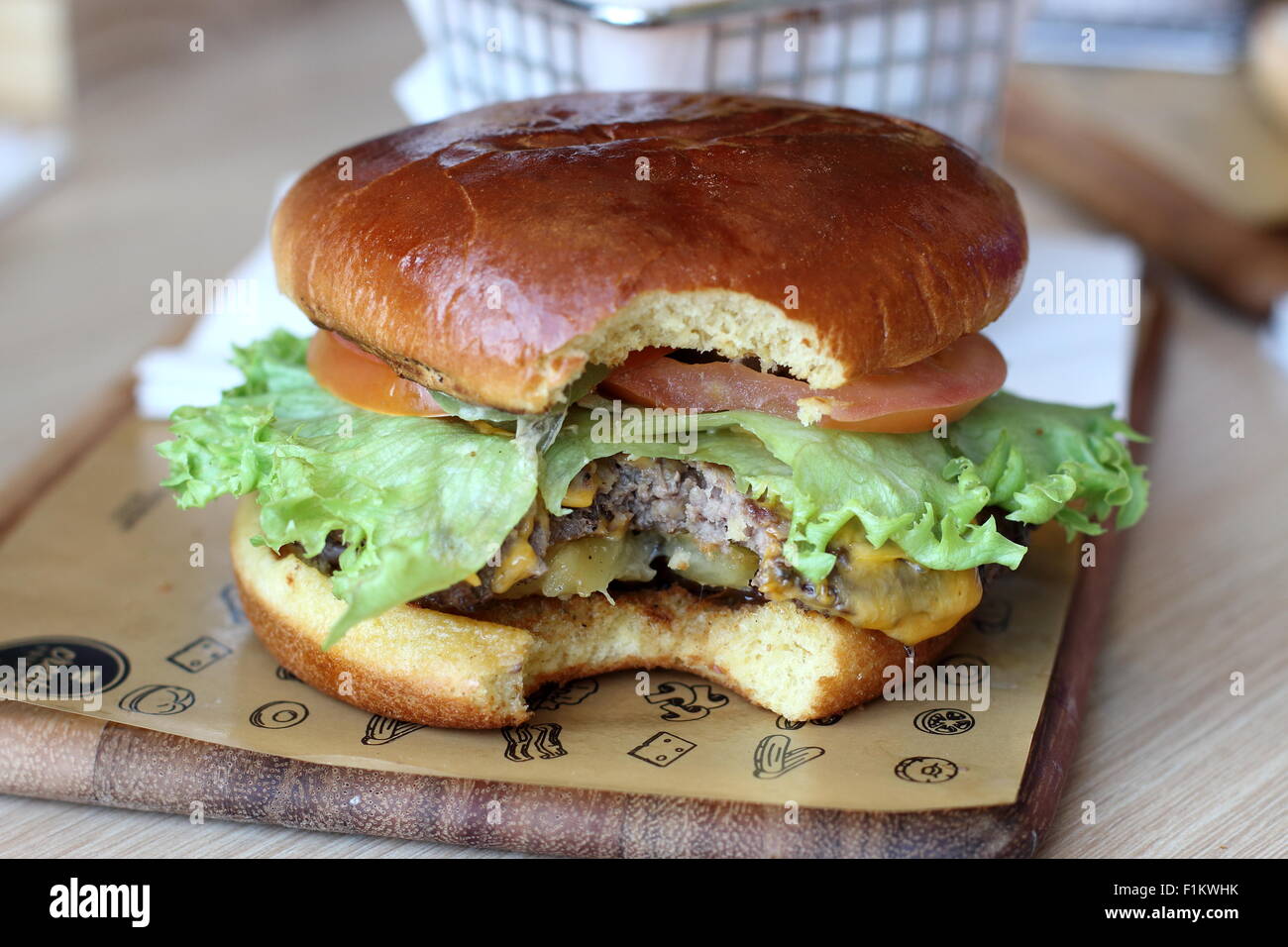 Crea il tuo hamburger da McDonald's Australia con morso mancante Foto Stock