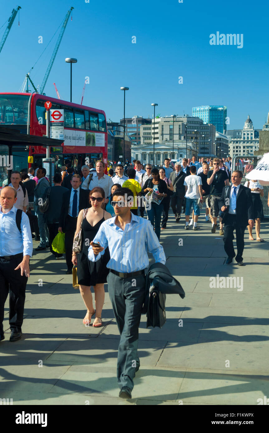 Regno Unito, Londra London Bridge, alla fine di una giornata di lavoro di città, i datori di lavoro stanno andando home // Royaume-Uni, Londres, pont Lon Foto Stock
