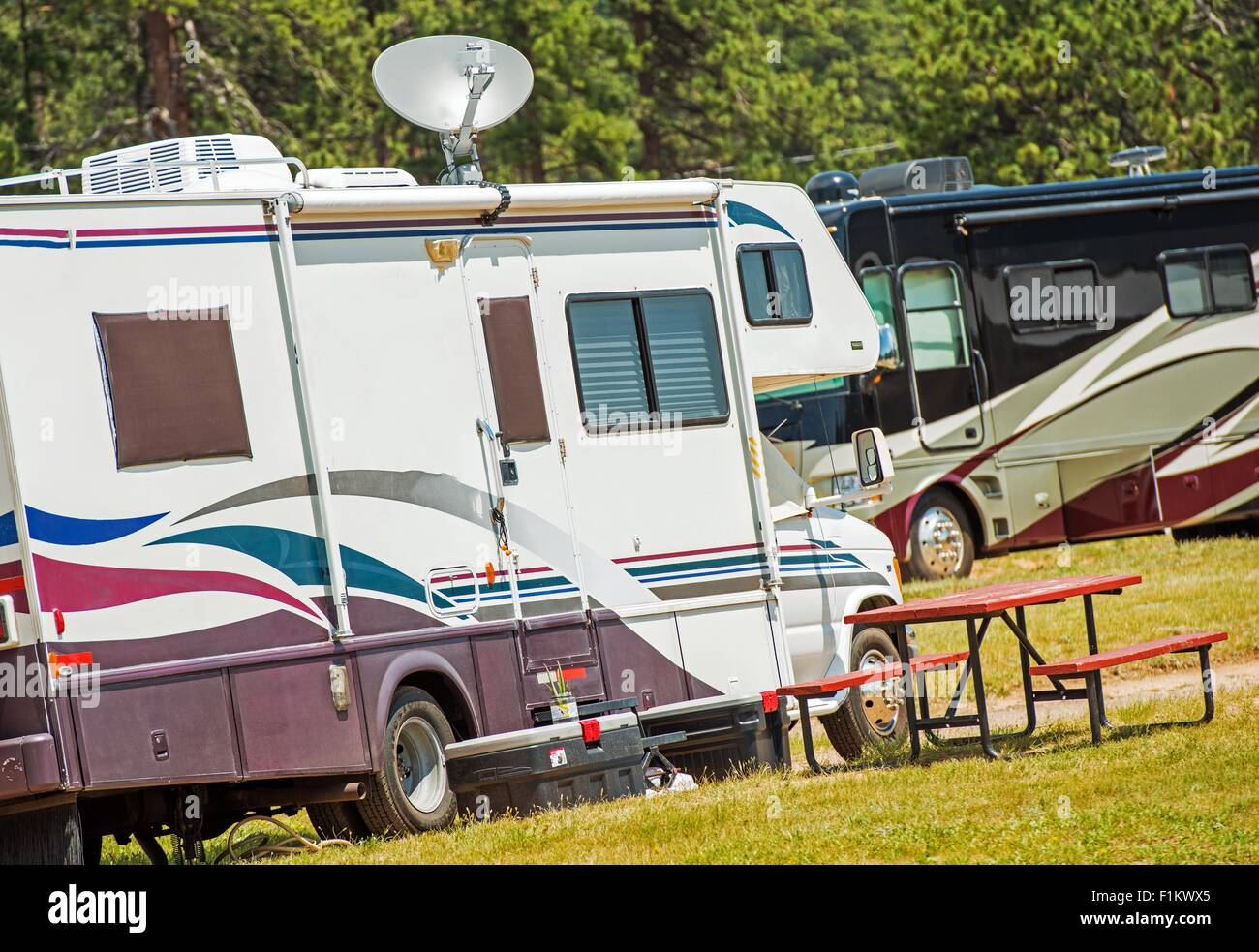 RV Camper Camping. Veicoli ricreativi sul campeggio. Classe C classe e un Motorhome Diesel in background. Foto Stock