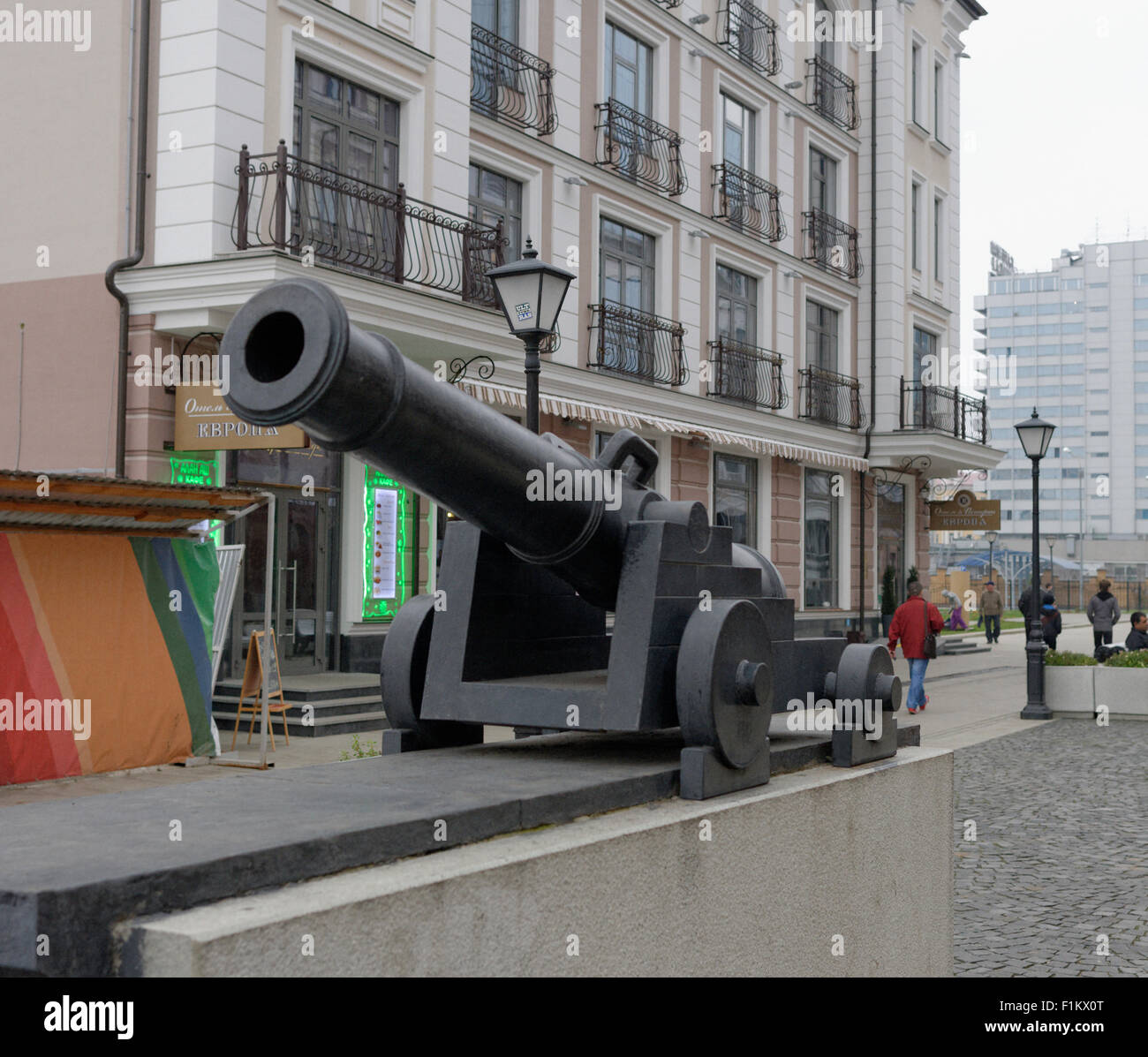 Metallo nero cannon tra il grigio uniforme edifici di Kazan, il Tatarstan, Russia Foto Stock