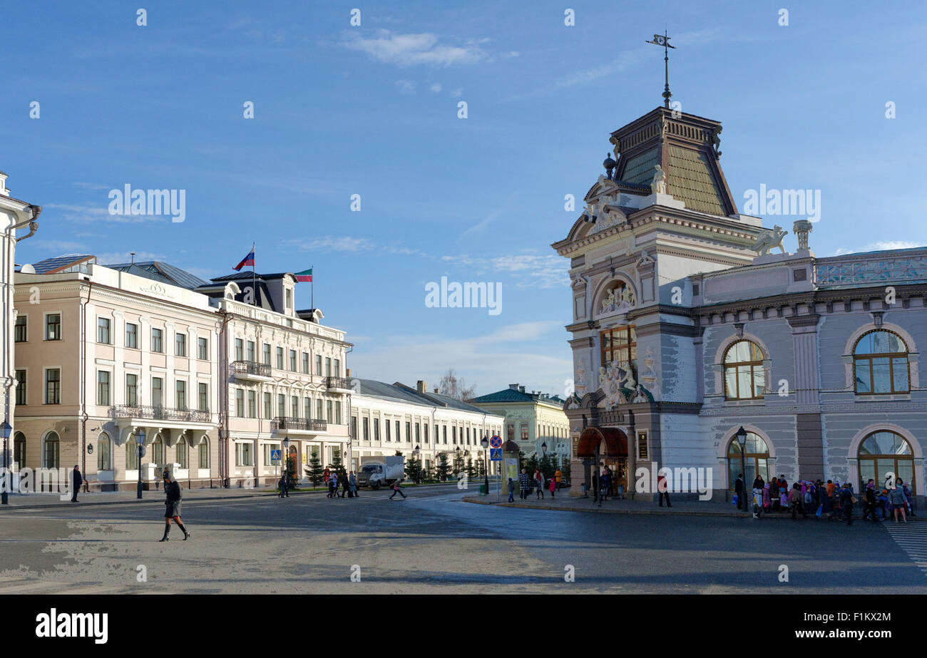 Classica architettura russa con bianchi edifici murata di fronte al Cremlino di Kazan, il Tatarstan, Russia Foto Stock
