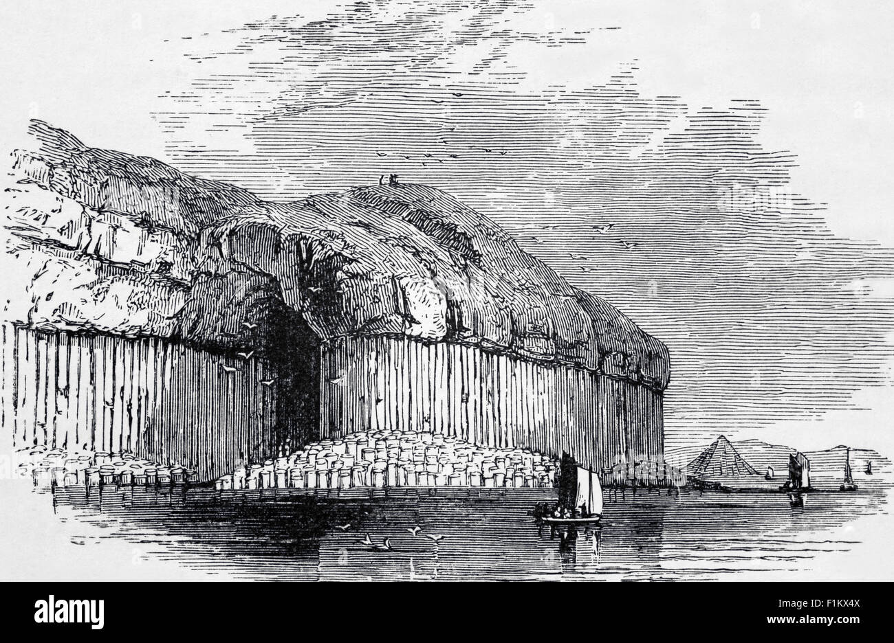 Vista del XIX secolo della grotta di Fingal sull'isola di Staffa, Inner Hebrides, Scozia. Presenta le stesse colonne di basalto esagonali interbloccanti, come il Selciato del Gigante nell'Irlanda del Nord, anche il risultato di un'antica eruzione vulcanica di fessura. Foto Stock