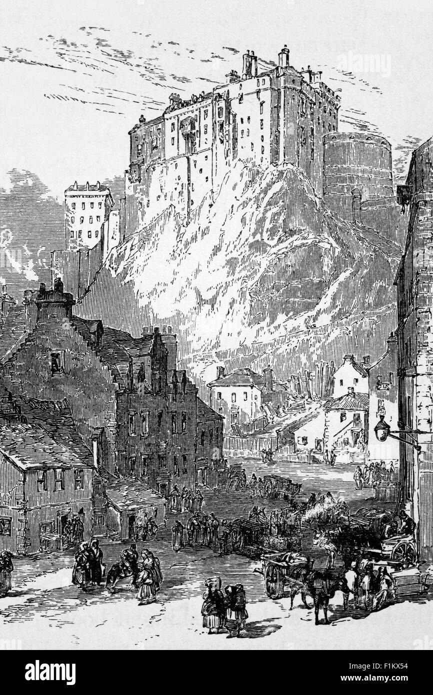 Il Grassmarket dominato dal castello sul castello di roccia. Esso ha avuto 26 assedi nei suoi 1100 anni di storia, dandogli una rivendicazione per aver "più assediata luogo in Gran Bretagna e uno dei più attaccati al mondo", Edimburgo, Scozia Foto Stock