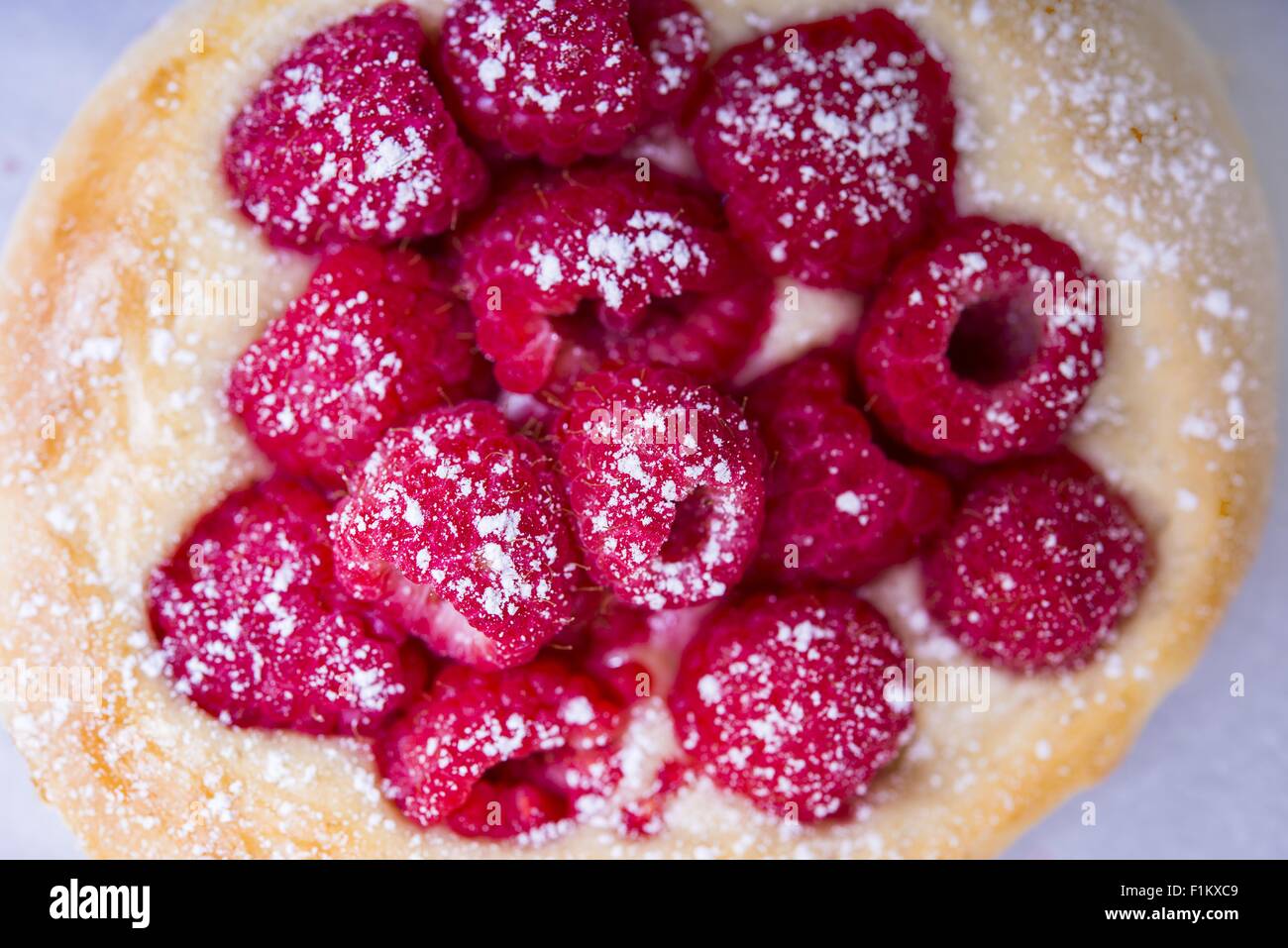 Lampone Yeast-Cake dall'alto. Gusto Lampone torta Closeup. Foto Stock