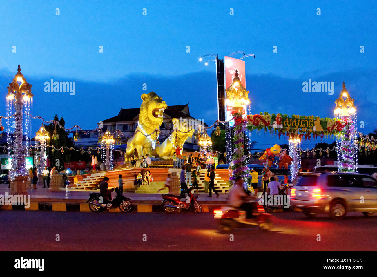 Rotonda principale di notte, Sihanoukville, Cambogia, White Sands, blu cielo, mare blu, palm capanne, jogging, pacifica, serena e tranquilla, Foto Stock