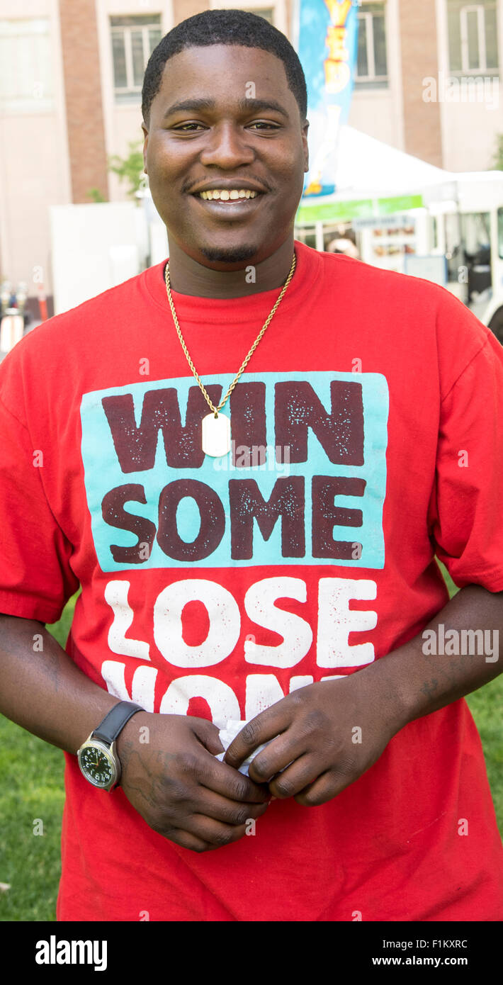 Persone, African American uomo godendo Mondo Globale Village Festival Boise, Idaho, Stati Uniti d'America Foto Stock