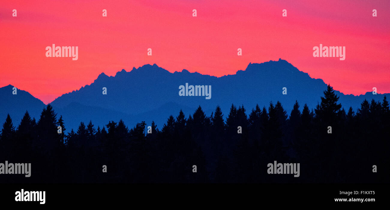 Bel tramonto oltre le montagne olimpiche, Est Puget Sound. Stato di Washington. Stati Uniti d'America Foto Stock