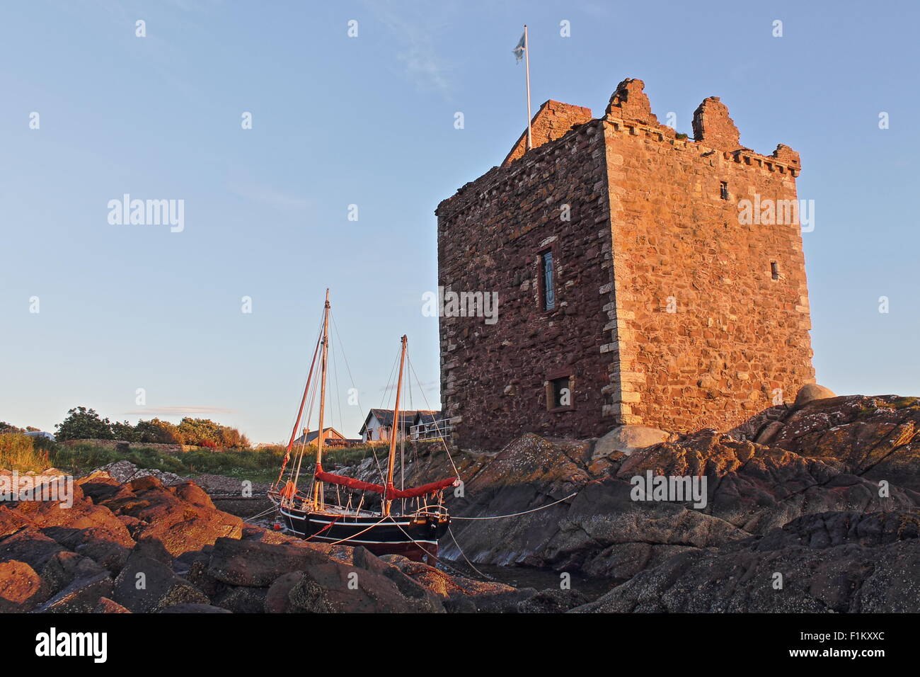 Portencross castello con una piccola imbarcazione Foto Stock