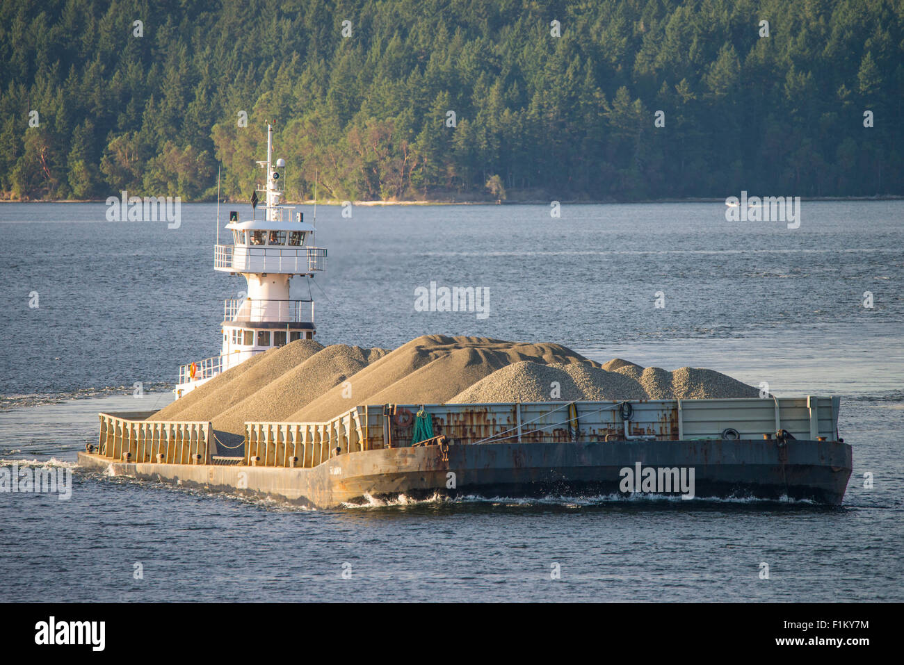 Grande chiatta di ghiaia e tirare alaggio ghiaia al sito industriale sul Puget Sound. Stato di Washington, USA Foto Stock