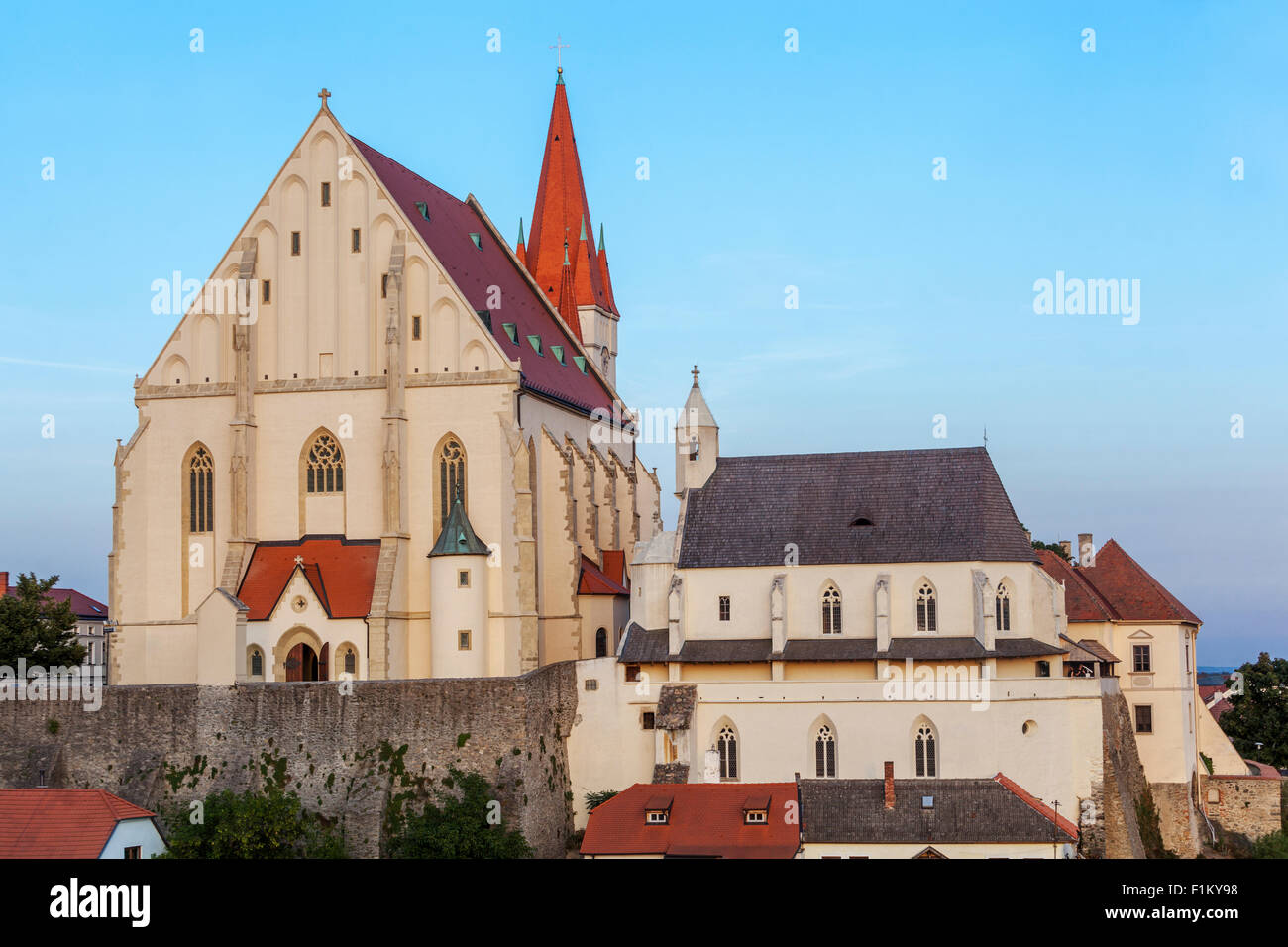 Chiesa di San Nicola si erge sopra la valle del fiume Thaya, Moravia del sud, Znojmo Repubblica Ceca, Europa Foto Stock