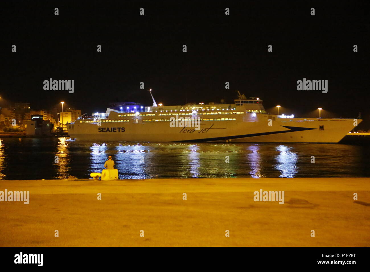Atene, Grecia. Il 3 settembre 2015. La tera traghetto jet arriva con i profughi provenienti dall'isola di Lesbo nel porto del Pireo. Migliaia di rifugiati sono arrivati nel porto del Pireo a bordo il governo chartered Tera Jet traghetto dall'isola greca di Lesbo. Centinaia e centinaia di rifugiati, per la maggior parte dalla Siria e Afghanistan arrivare sulle isole greche ogni settimana, aggiungendo alla già numero di migliaia di profughi già sulle isole greche. Credito: Michael Debets/Alamy Live News Foto Stock