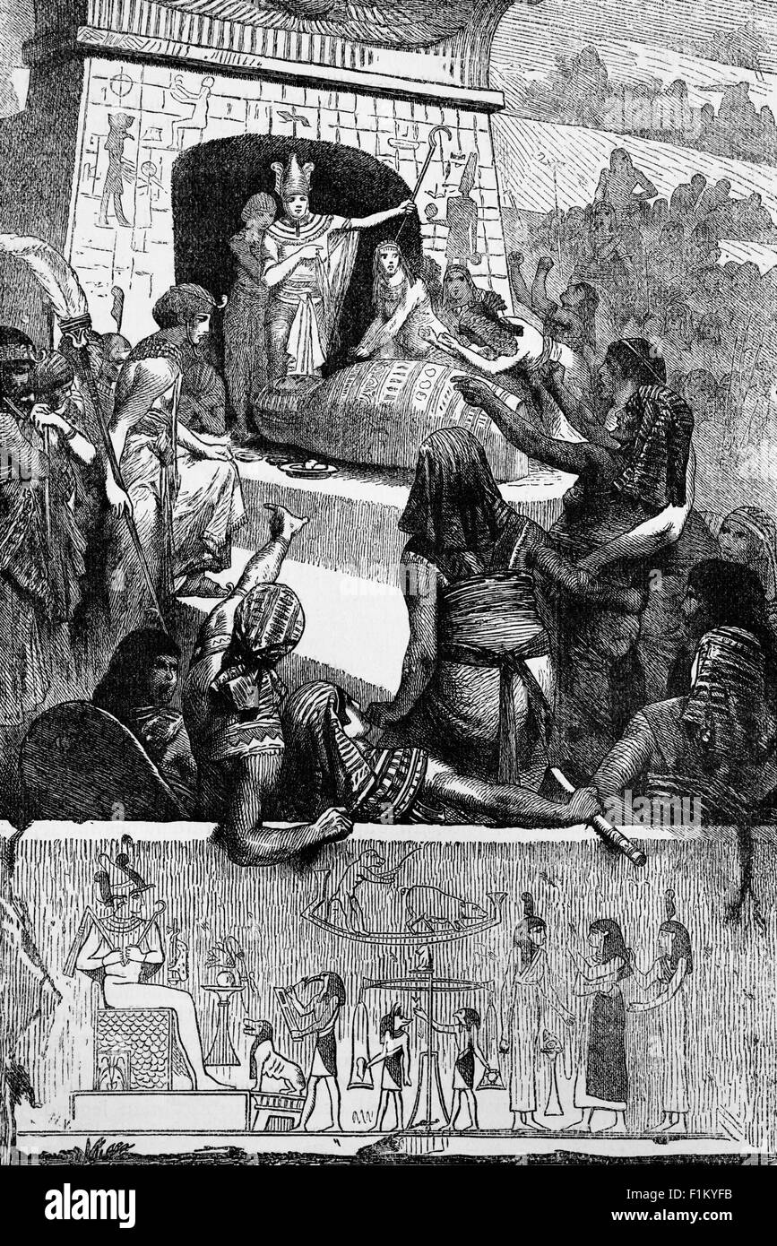 I funerali di un re egiziano o faraone seguirono un elaborato insieme di pratiche funerarie ritenute necessarie per garantire l'immortalità dopo la morte. Questi includevano la mummificazione del corpo, la fusione di incantesimi magici e sepolture con oggetti specifici che si ritenevano necessari nell'aldilà. Foto Stock