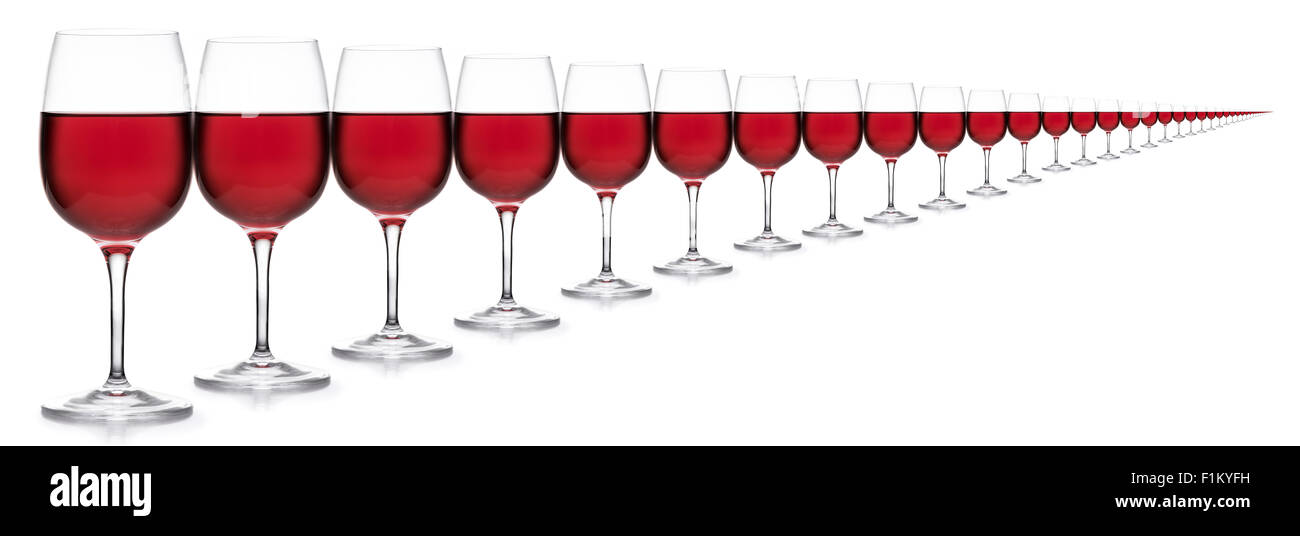 Più bicchieri di vino rosso rientranti nella distanza su sfondo bianco Foto Stock