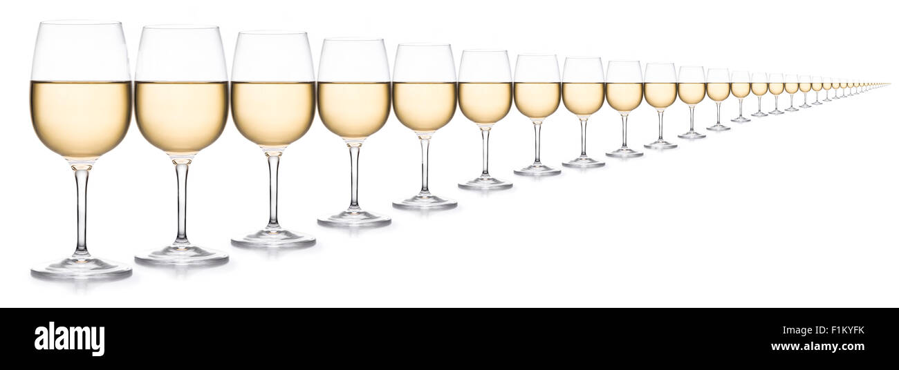 Più bicchieri di vino bianco rientranti nella distanza su sfondo bianco Foto Stock