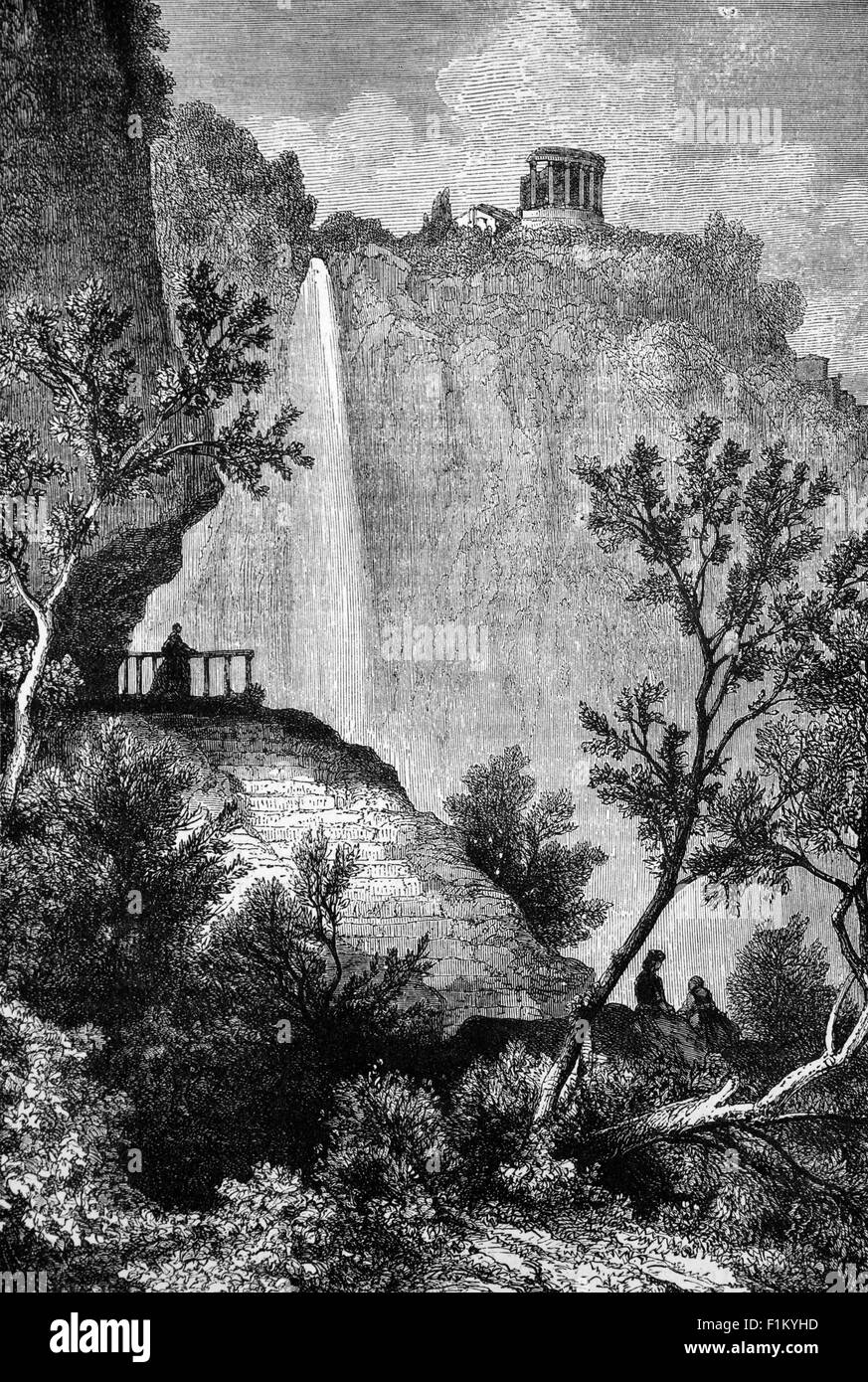 Paesaggio che mostra le rovine del Tempio di Vesta e una cascata a Tivoli, Lazio, Italia a Tivoli, durante l'età romana Tivoli (o Tibur) ha mantenuto una certa importanza, essendo sulla strada (la Via Tiburtina, estesa come la Via Valeria) Che i Romani dovettero seguire per attraversare le regioni montane dell'Appennino verso l'Abruzzo Foto Stock