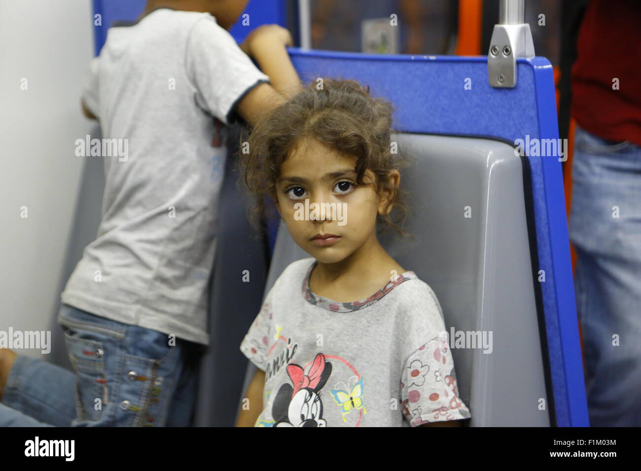 Pireo, Grecia. 03Sep, 2015. Una bambina si siede stanco in una sede sulla linea della metropolitana che vi porterà nel centro di Atene. Migliaia di rifugiati sono arrivati nel porto del Pireo a bordo il governo chartered Tera Jet traghetto dall'isola greca di Lesbo. Centinaia e centinaia di rifugiati in gran parte dalla Siria e Afghanistan arrivare sulle isole greche ogni settimana, aggiungendo alle migliaia di profughi già sulle isole greche. Credito: Michael Debets/Pacific Press/Alamy Live News Foto Stock