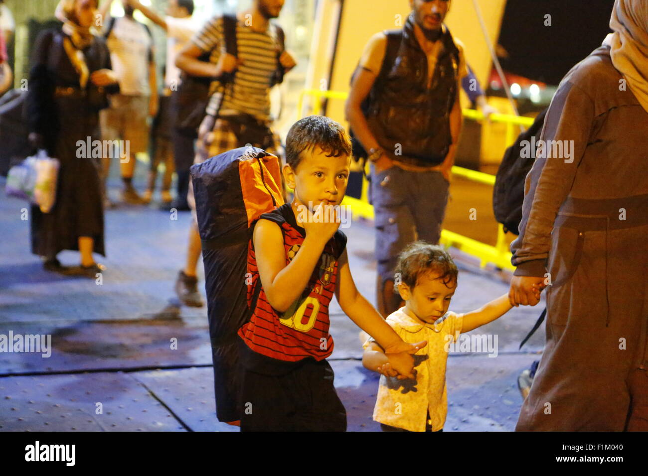 Pireo, Grecia. 03Sep, 2015. Un ragazzo approda il getto di Tera traghetto che lo ha portato dall'isola di Lesbo al Pireo, tenendo per mano di sua sorella più piccola. Migliaia di rifugiati sono arrivati nel porto del Pireo a bordo il governo chartered Tera Jet traghetto dall'isola greca di Lesbo. Centinaia e centinaia di rifugiati in gran parte dalla Siria e Afghanistan arrivare sulle isole greche ogni settimana, aggiungendo alle migliaia di profughi già sulle isole greche. Credito: Michael Debets/Pacific Press/Alamy Live News Foto Stock