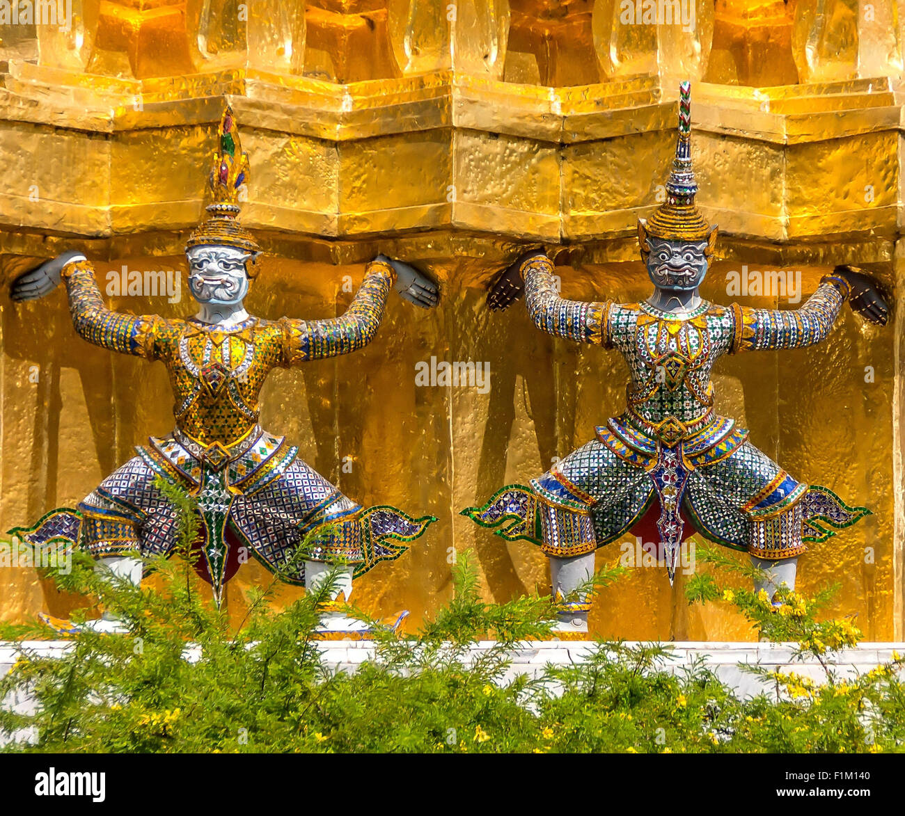 Golden Statue Garuda presso il Palazzo Reale di Bangkok, Tailandia. 1 dicembre, 2011. Foto Stock