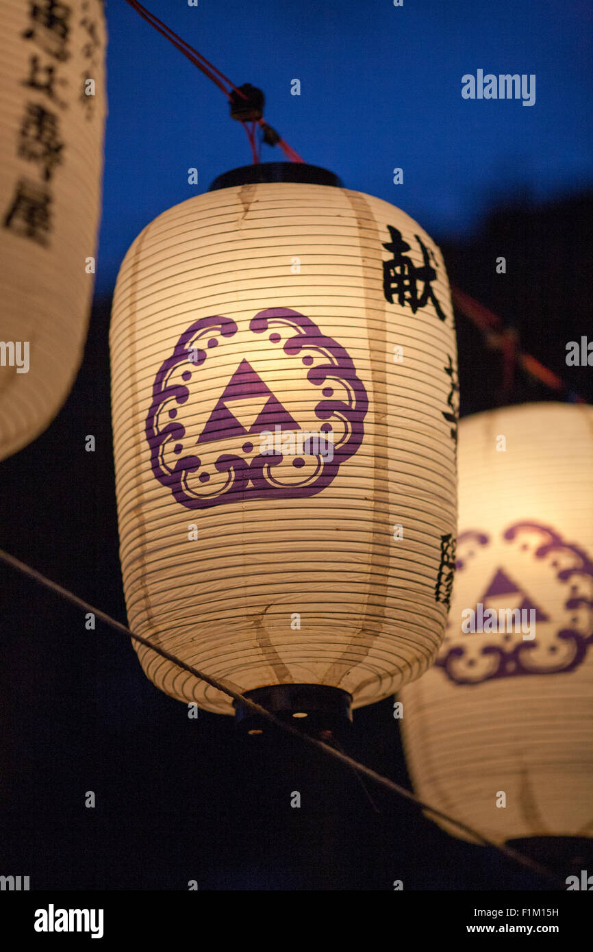 Tempo di notte illuminato asiatici lanterne giapponesi con i simboli su di essi, la profondità di campo. Foto Stock