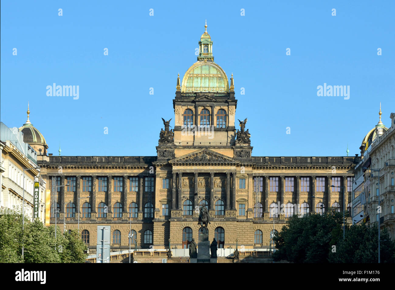 Museo Nazionale in Piazza Venceslao con il monumento di Venceslao nel centro storico di Praga nella Repubblica Ceca. Foto Stock