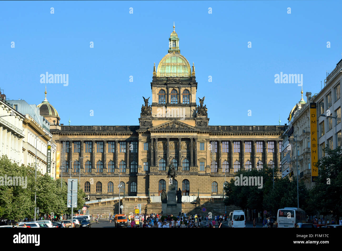 Museo Nazionale in Piazza Venceslao con il monumento di Venceslao nel centro storico di Praga nella Repubblica Ceca. Foto Stock