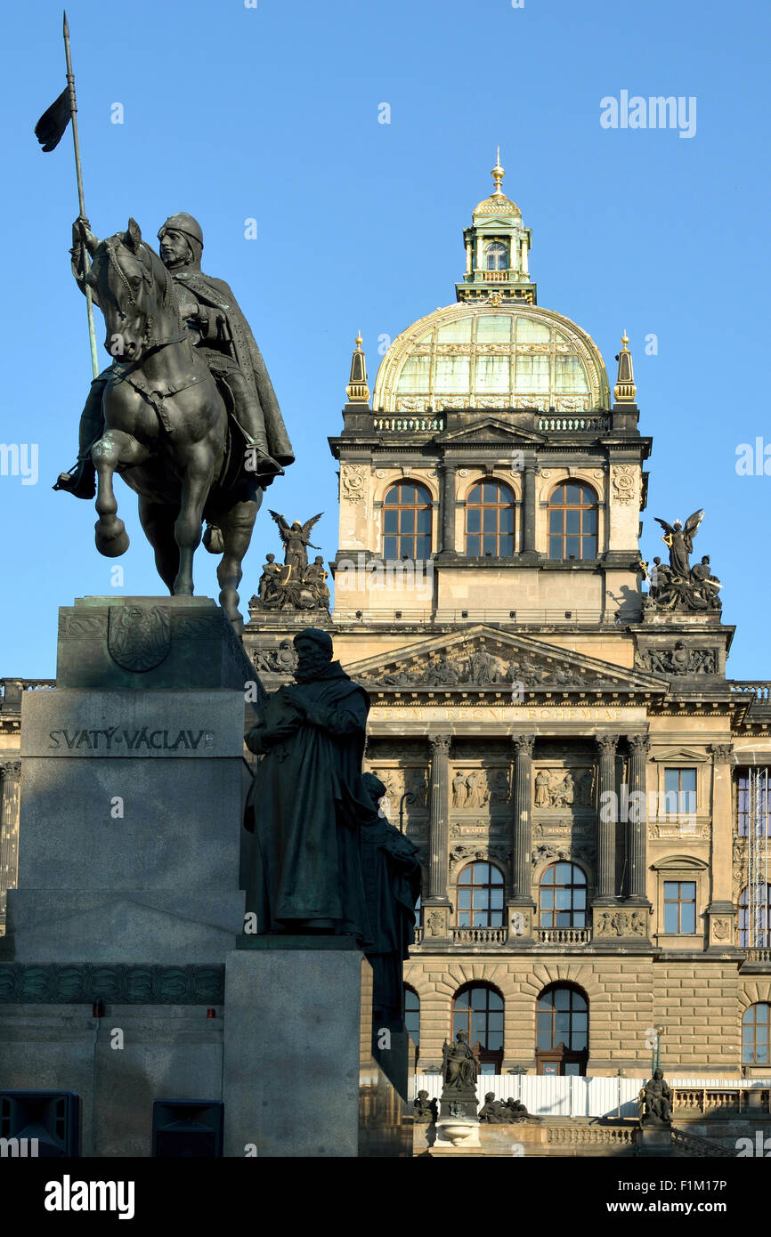 Museo Nazionale in Piazza Venceslao con il monumento di Venceslao nel centro storico di Praga nella Repubblica Ceca. Foto Stock