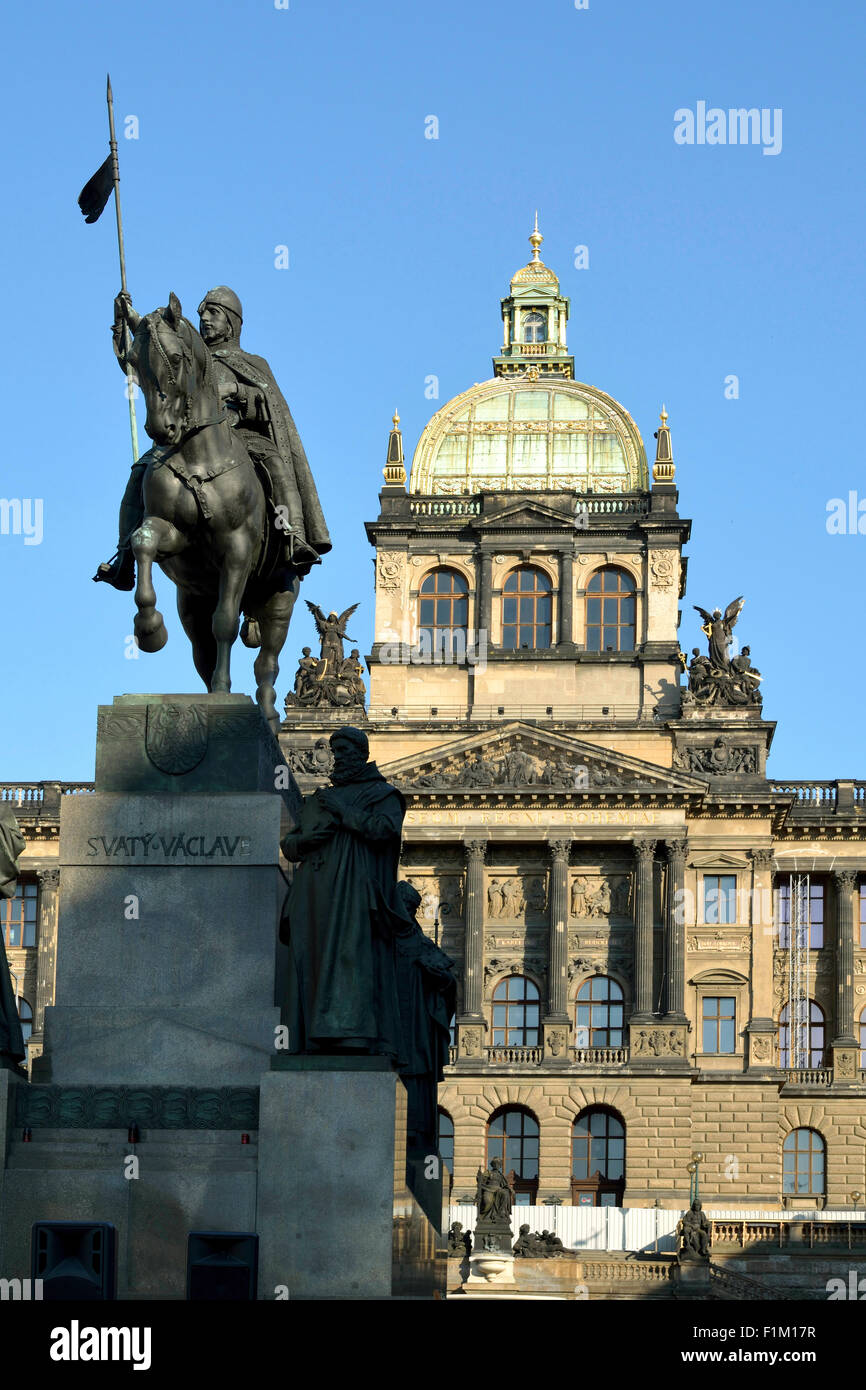 Museo Nazionale in Piazza Venceslao con il monumento di Venceslao nel centro storico di Praga nella Repubblica Ceca. Foto Stock