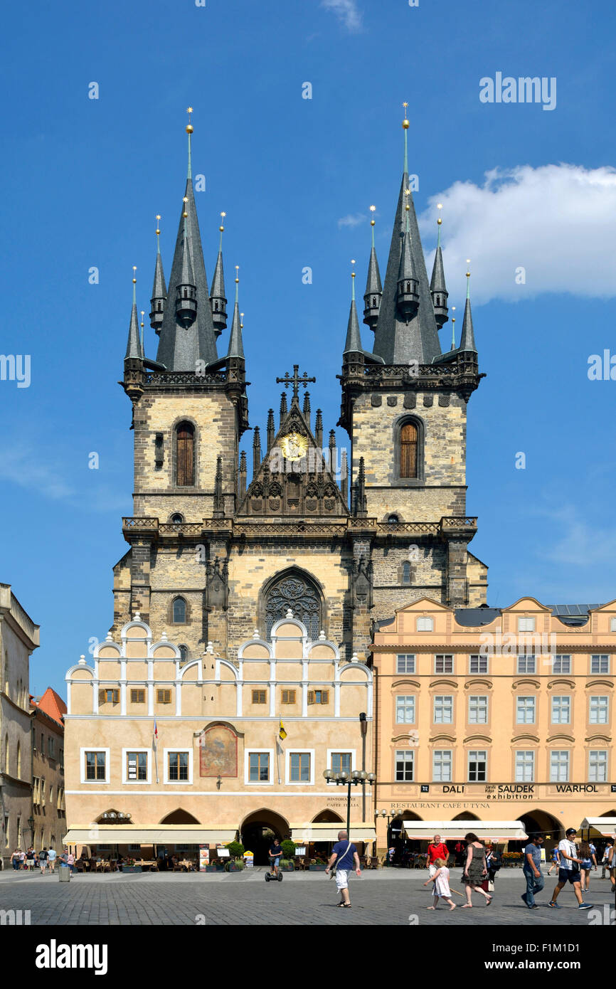 La chiesa di Nostra Signora di Tyn presso la Piazza della Città Vecchia di Praga nella Repubblica Ceca. Foto Stock