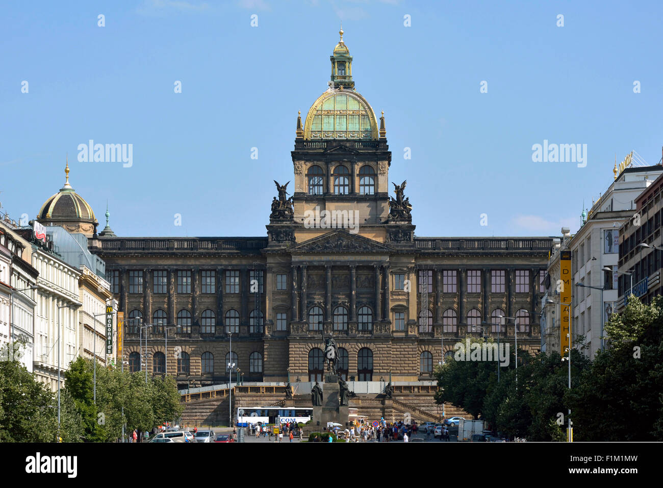 Museo Nazionale in Piazza Venceslao con il monumento di Venceslao nel centro storico di Praga nella Repubblica Ceca. Foto Stock