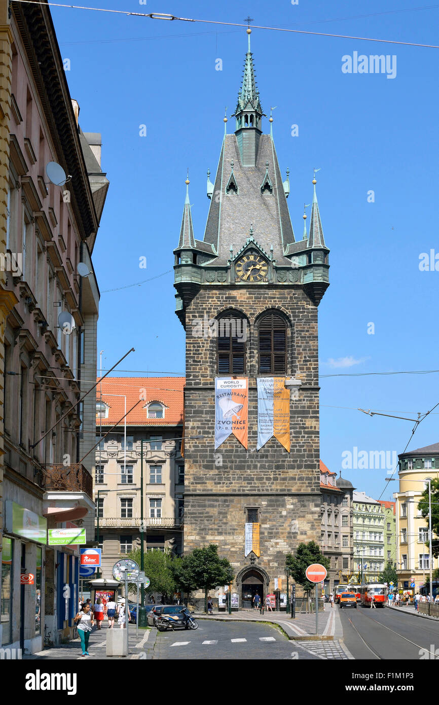 Gotica Torre Jindrisska nel centro storico di Praga. Foto Stock