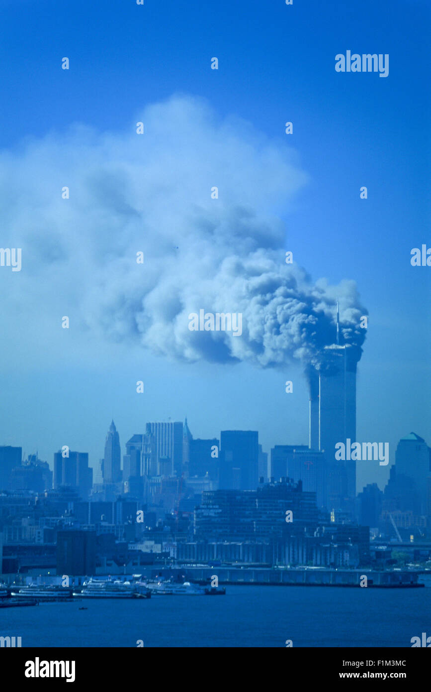 Storico 11 settembre 2001 WORLD TRADE CENTER ATTACK NEW YORK CITY USA 9.15 entrambe le torri in piedi sul fuoco Foto Stock
