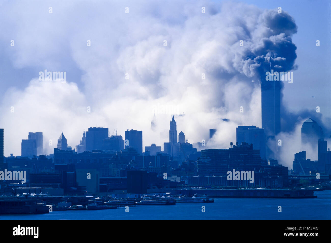Storico 11 settembre 2001 WORLD TRADE CENTER ATTACK NEW YORK CITY STATI UNITI D'AMERICA SUD crollo della torre 9,59 AM Foto Stock